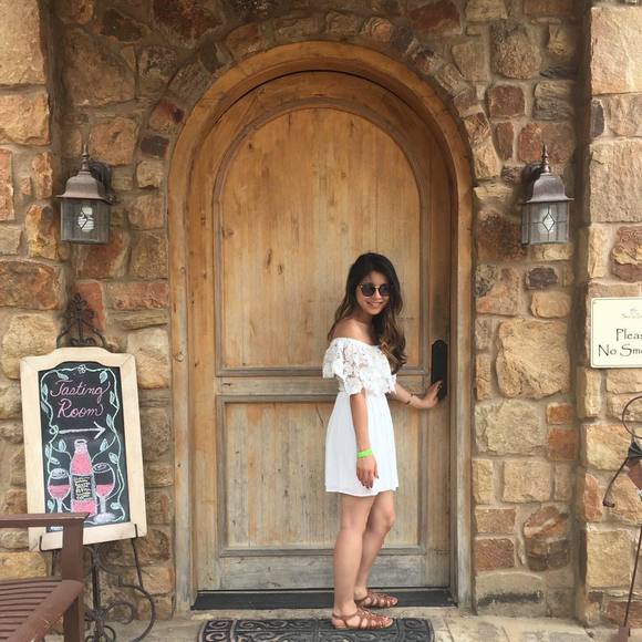 Meet your Posher, Cindy - Picture 3 of 3