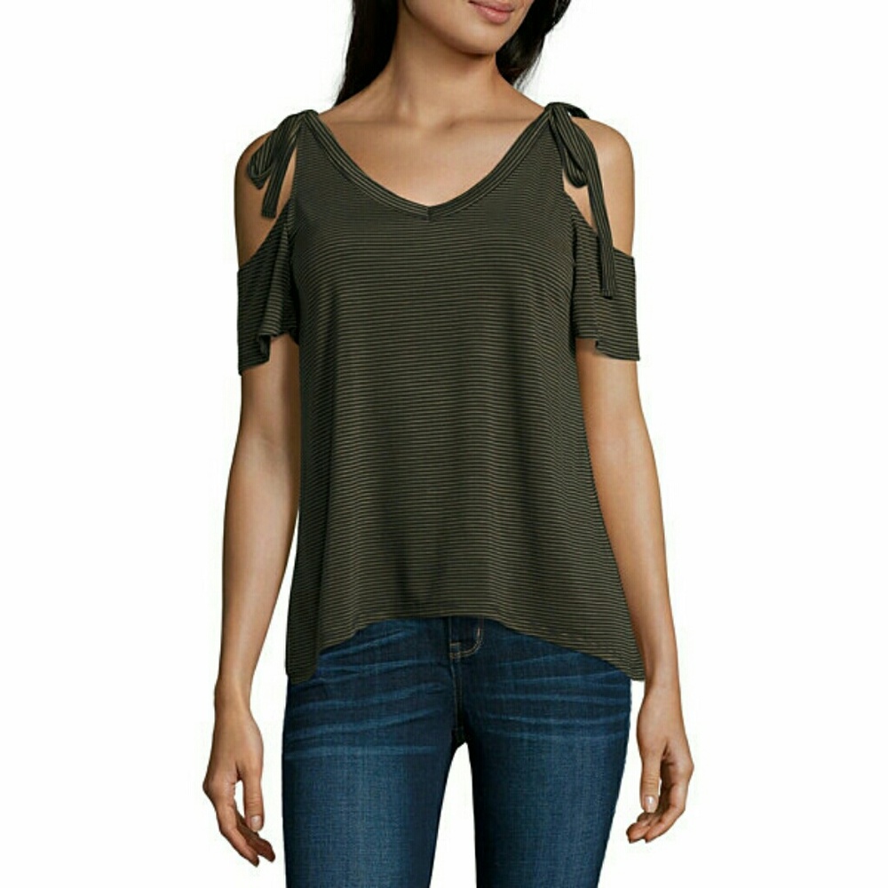 Tie off the shoulder top NWT