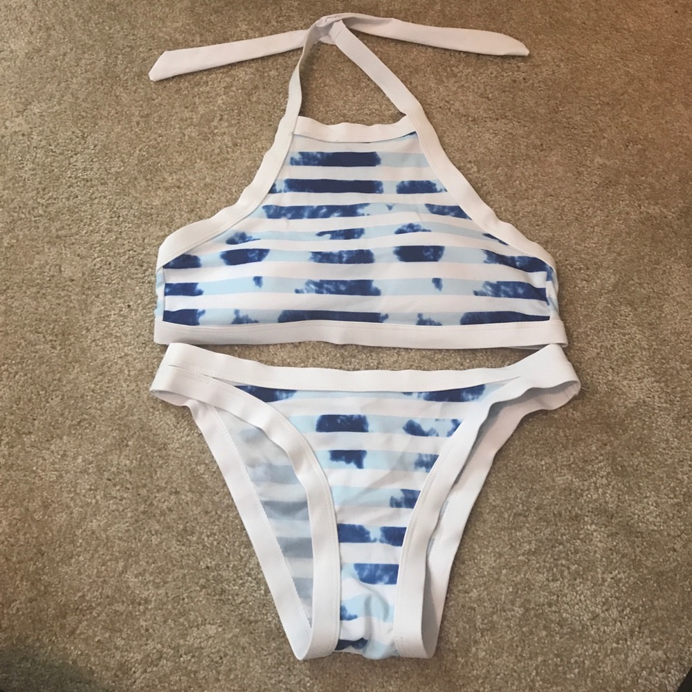 Bikini - Picture 1 of 3