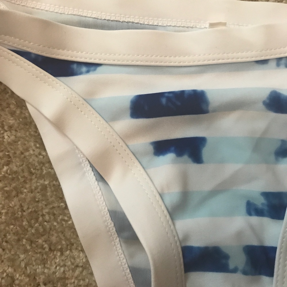Bikini - Picture 3 of 3