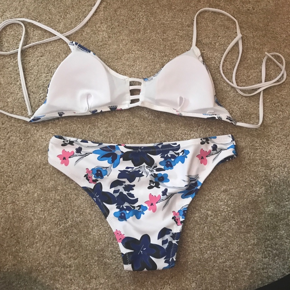 Bikini - Picture 2 of 3