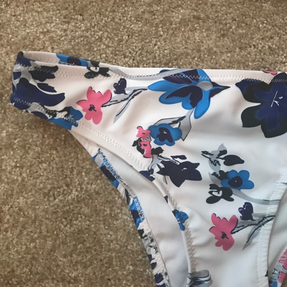 Bikini - Picture 3 of 3