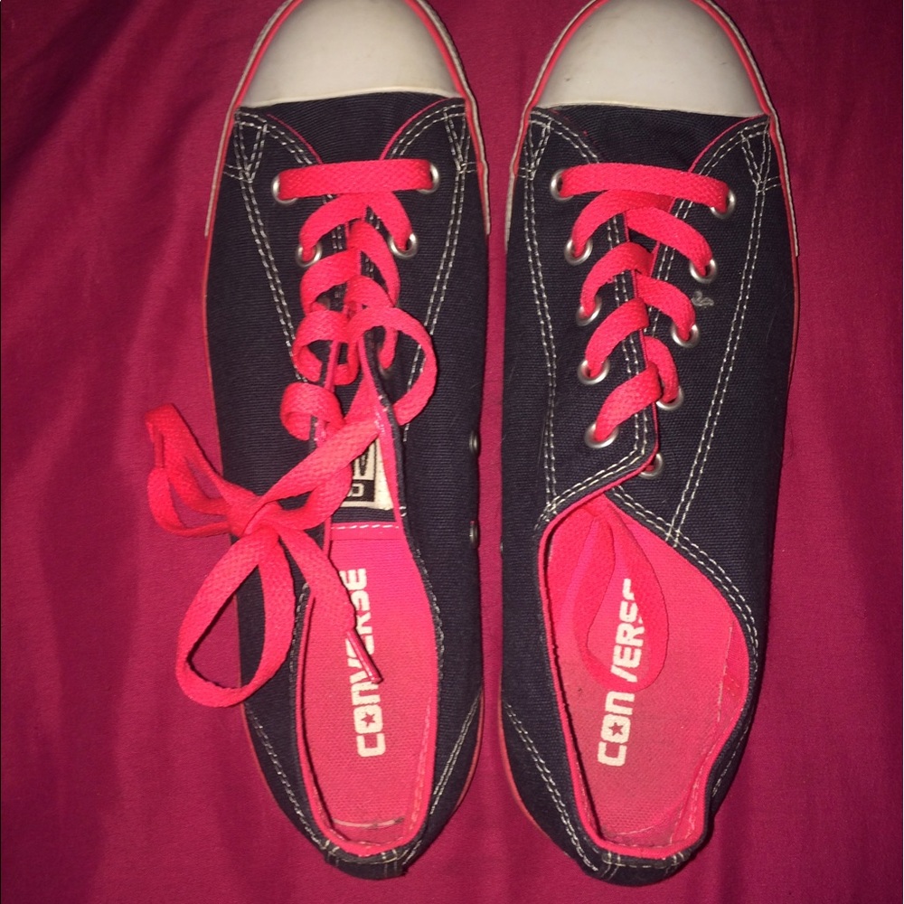 grey and pink low top converse