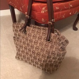 🌞Beautiful Michael Kors Tote🌞