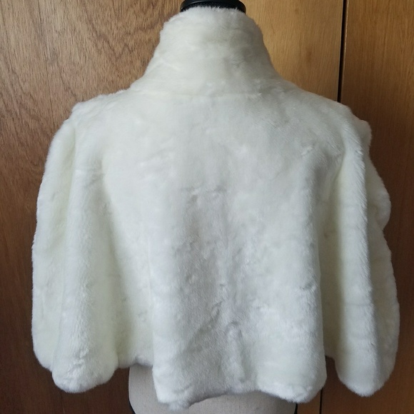 Tahari White Fur Faux Cape Throw over - Picture 2 of 5