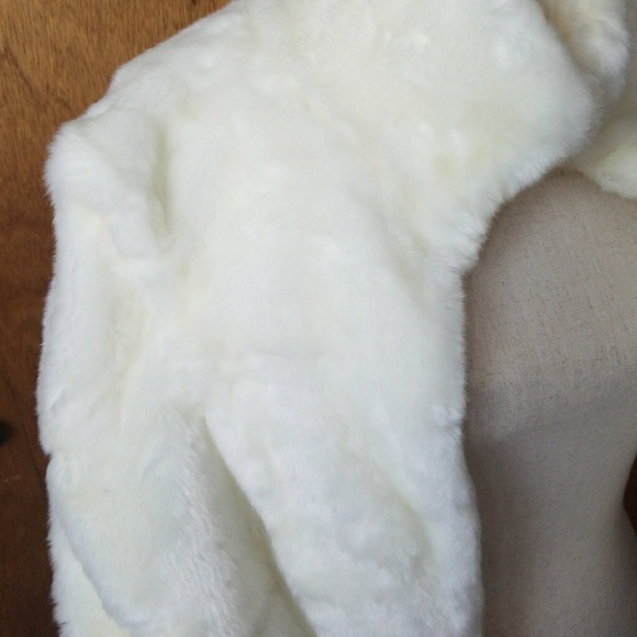 Tahari White Fur Faux Cape Throw over - Picture 3 of 5