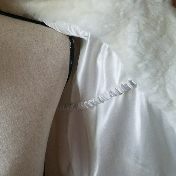 Tahari White Fur Faux Cape Throw over - Picture 5 of 5