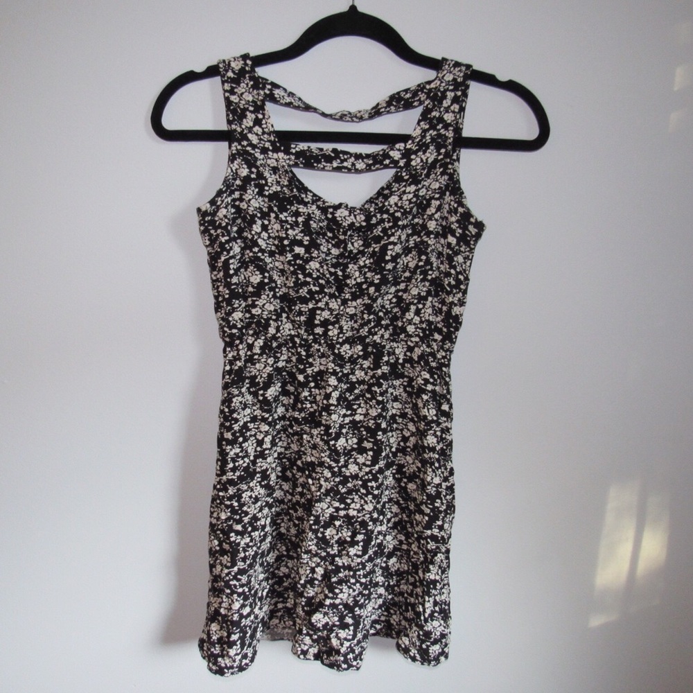 sleeveless dress