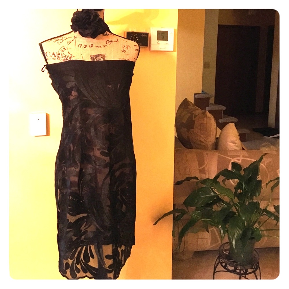 bebe - NWOT Blk embroidered strapless tunic.