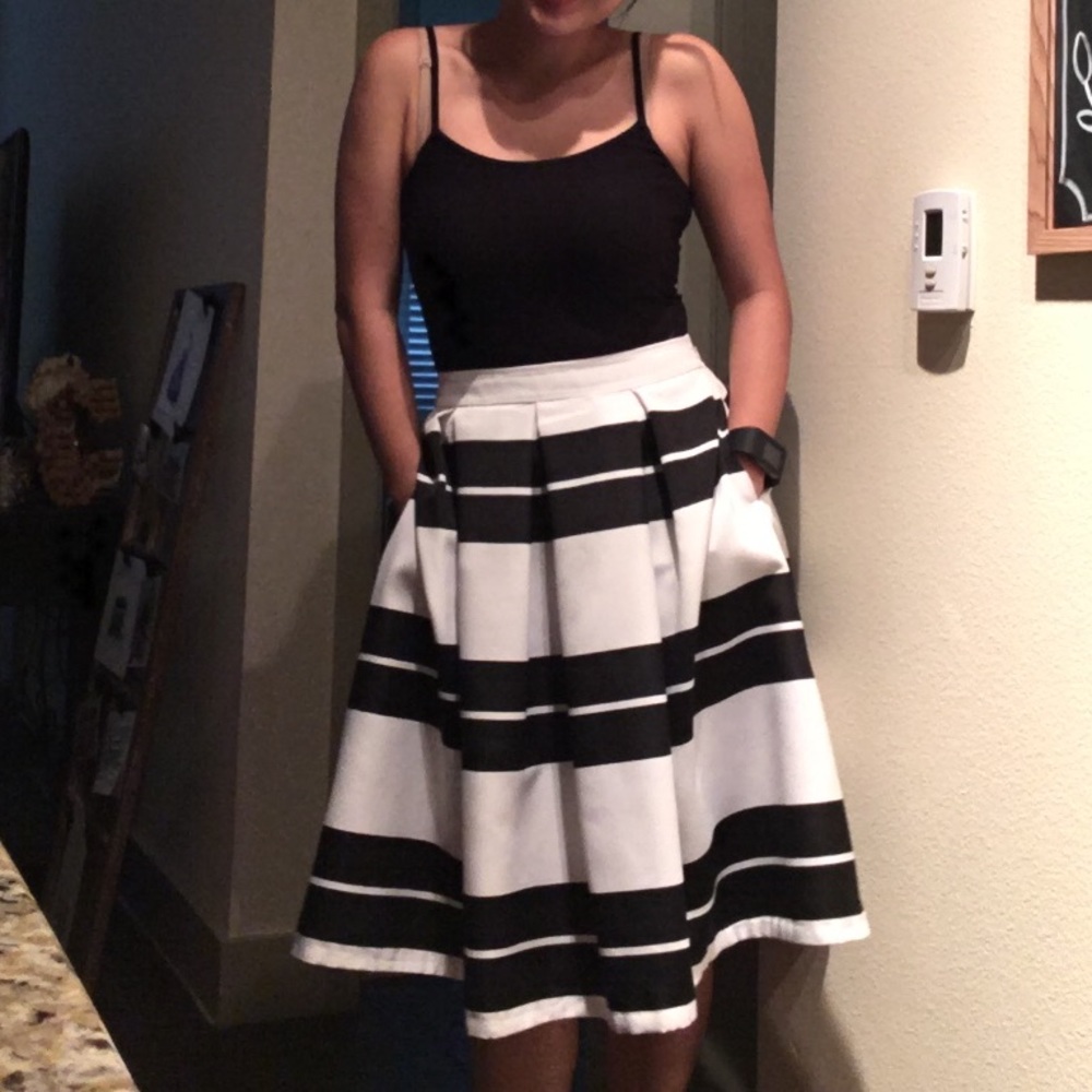 Like-New, Express striped midiskirt with pockets!