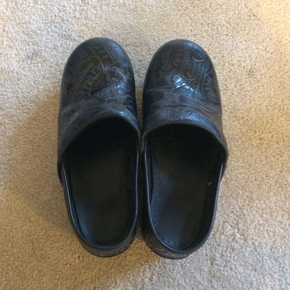 Black danskos