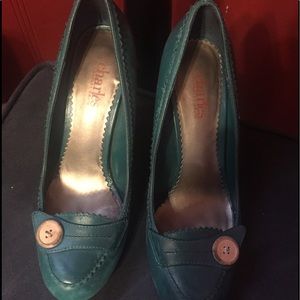 GUC Charles David heeled loafer