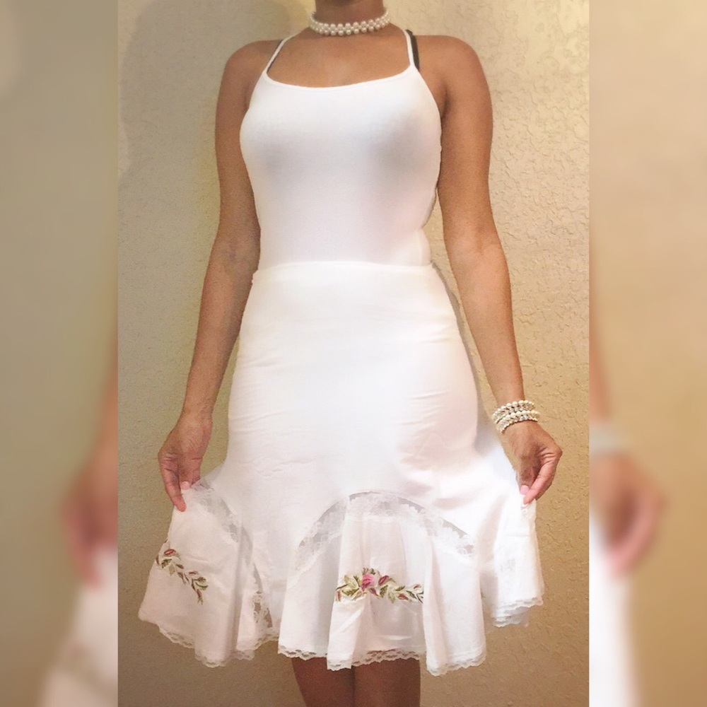 ποΈ Sale ποΈ Cute White πΊ Skirt - Picture 1 of 4