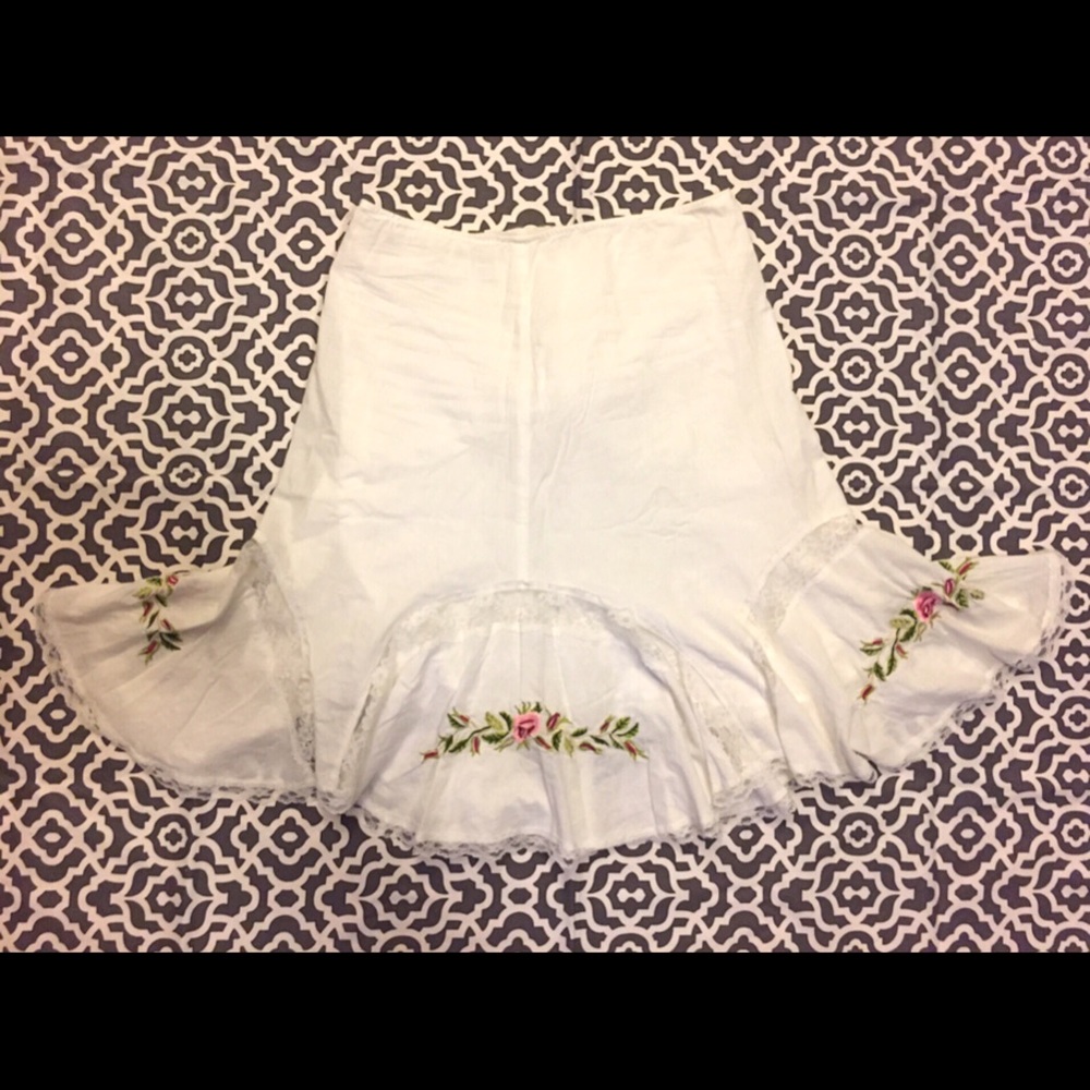 ποΈ Sale ποΈ Cute White πΊ Skirt - Picture 3 of 4