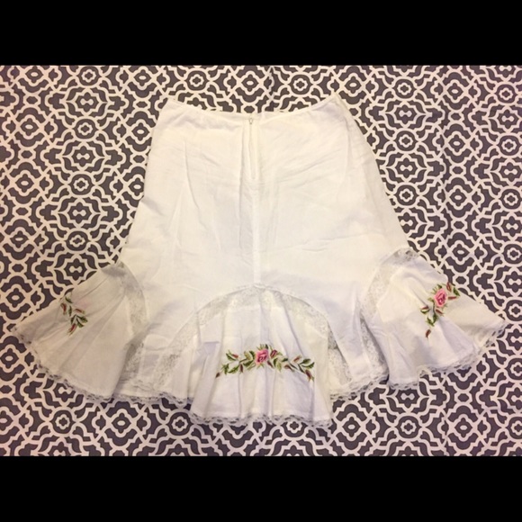 🛍️ Sale 🛍️ Cute White 🌺 Skirt - Picture 2 of 4