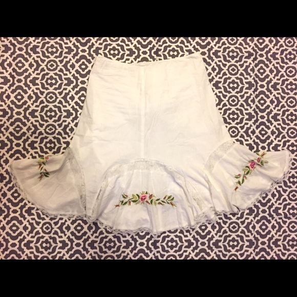 🛍️ Sale 🛍️ Cute White 🌺 Skirt - Picture 3 of 4