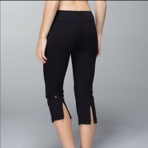 LULULEMON "gather and crow" crops size 6