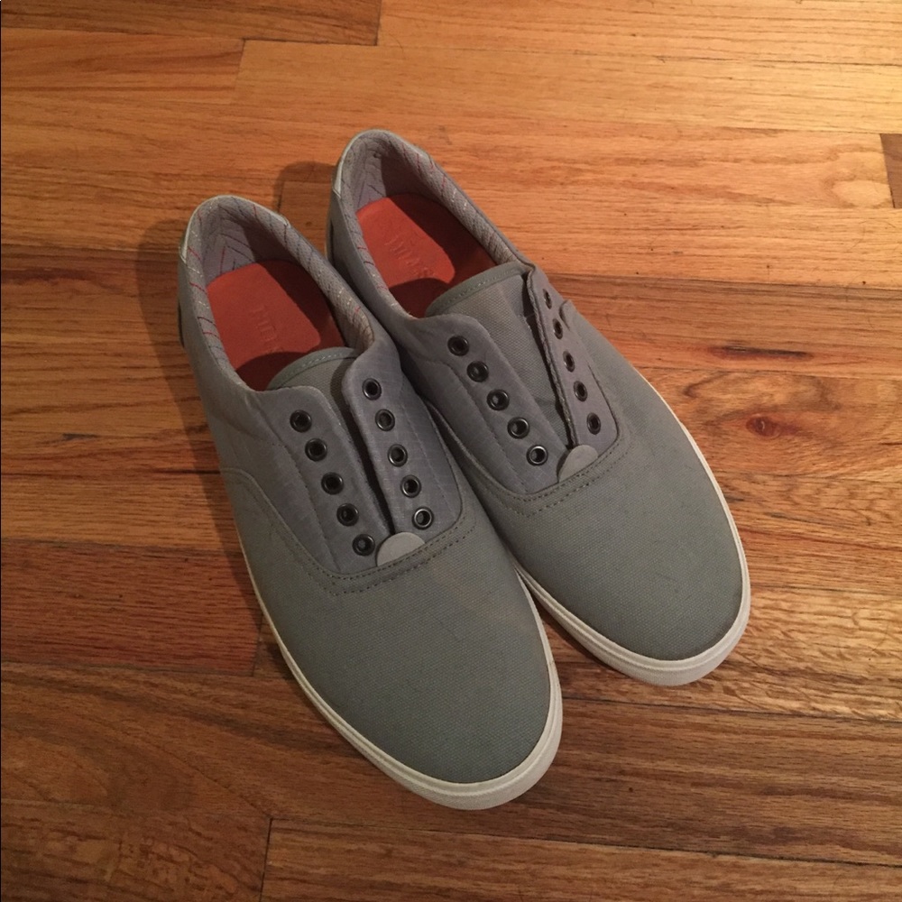 Barely worn men's grey canvas shoes!