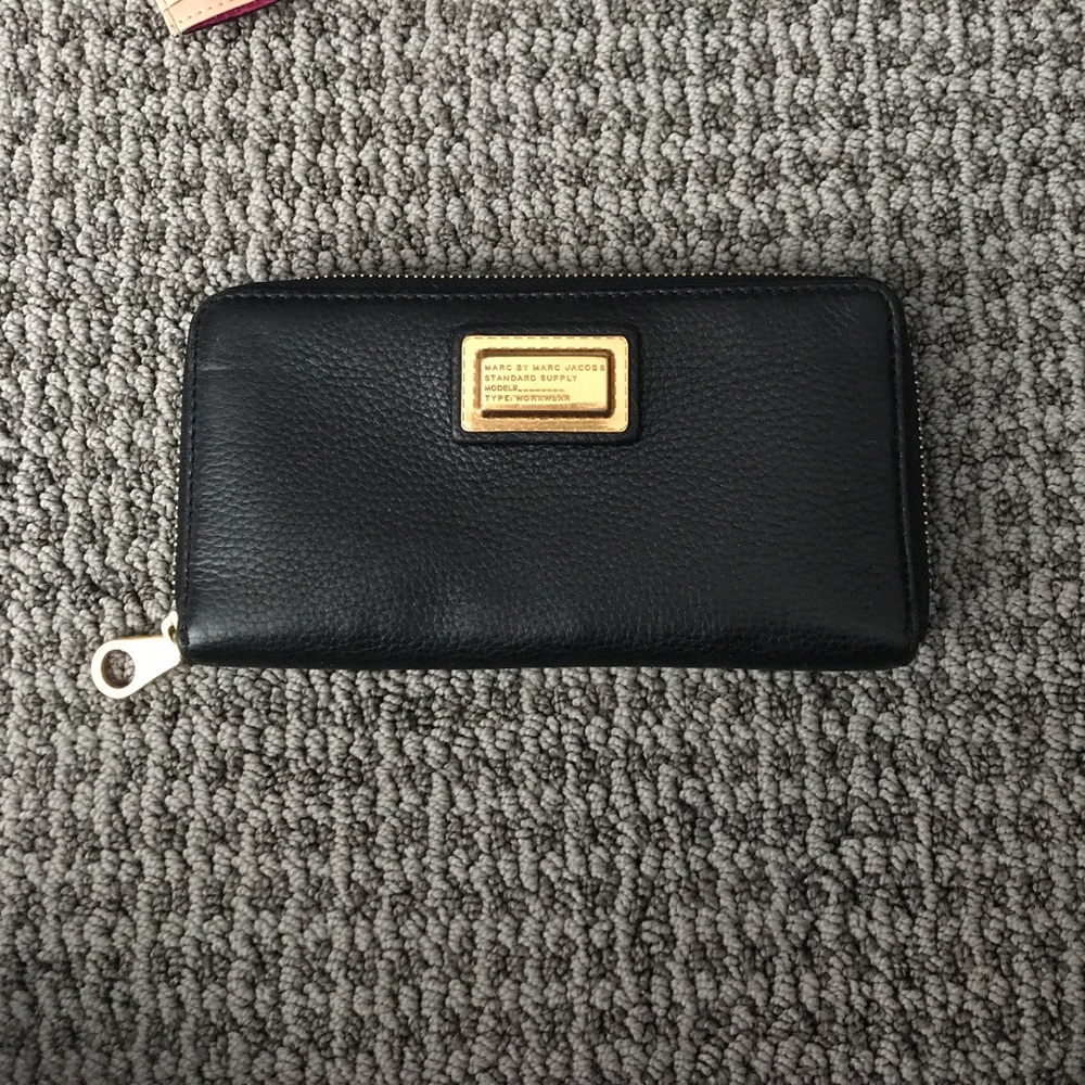 Marc Jacobs Q Slim Zip Around Wallet