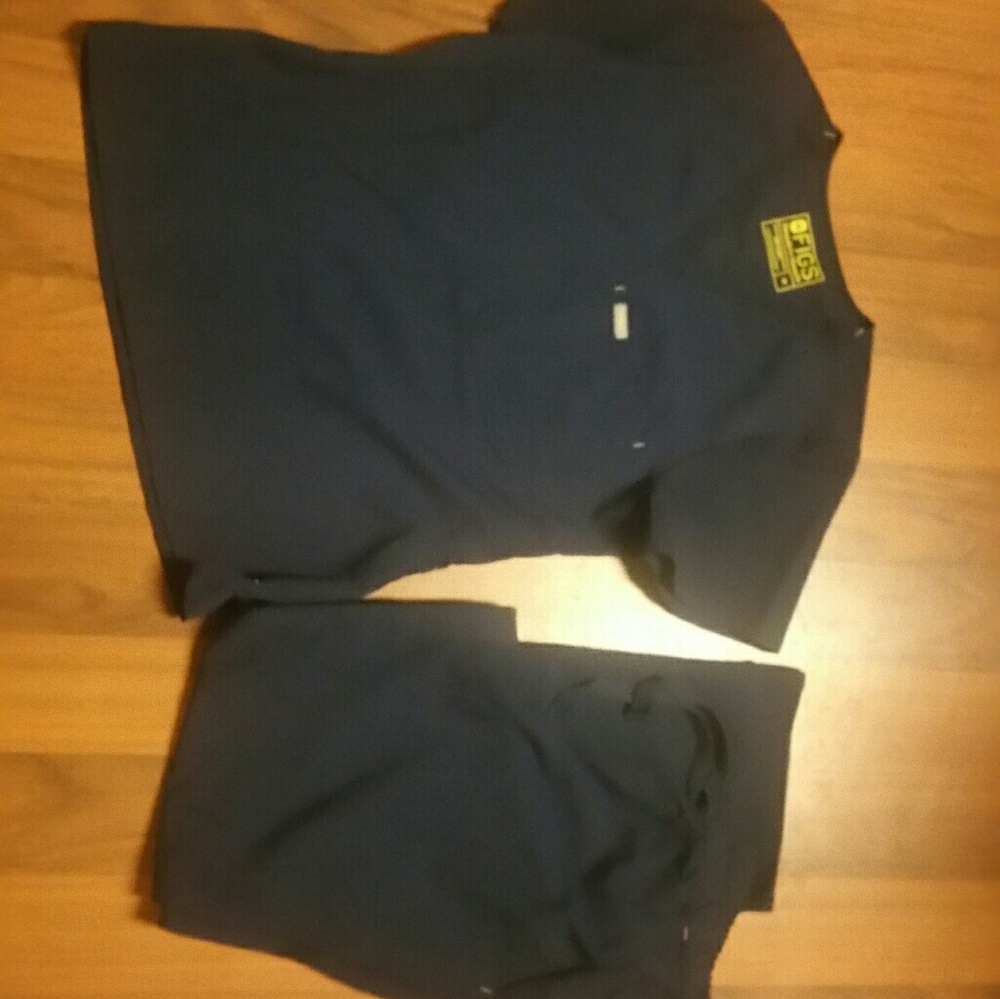 BNWOT FIGS NAVY SCRUBS/Uniform SET MEDIUM
