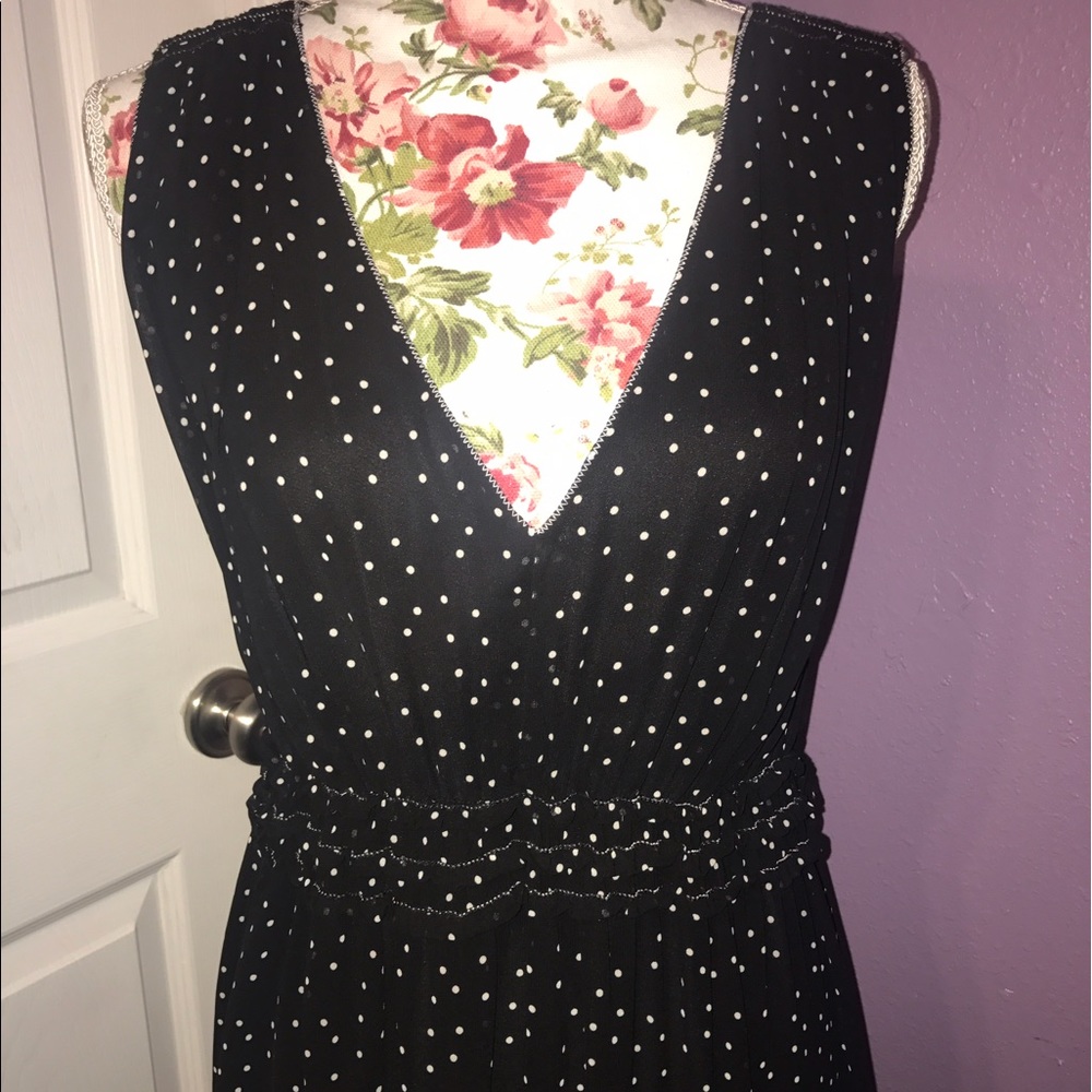 A very chic polka dot dress! Perfect for summer!