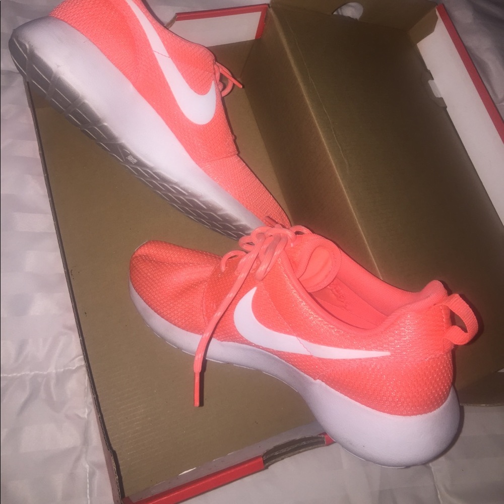 Coral Nike Roshe One