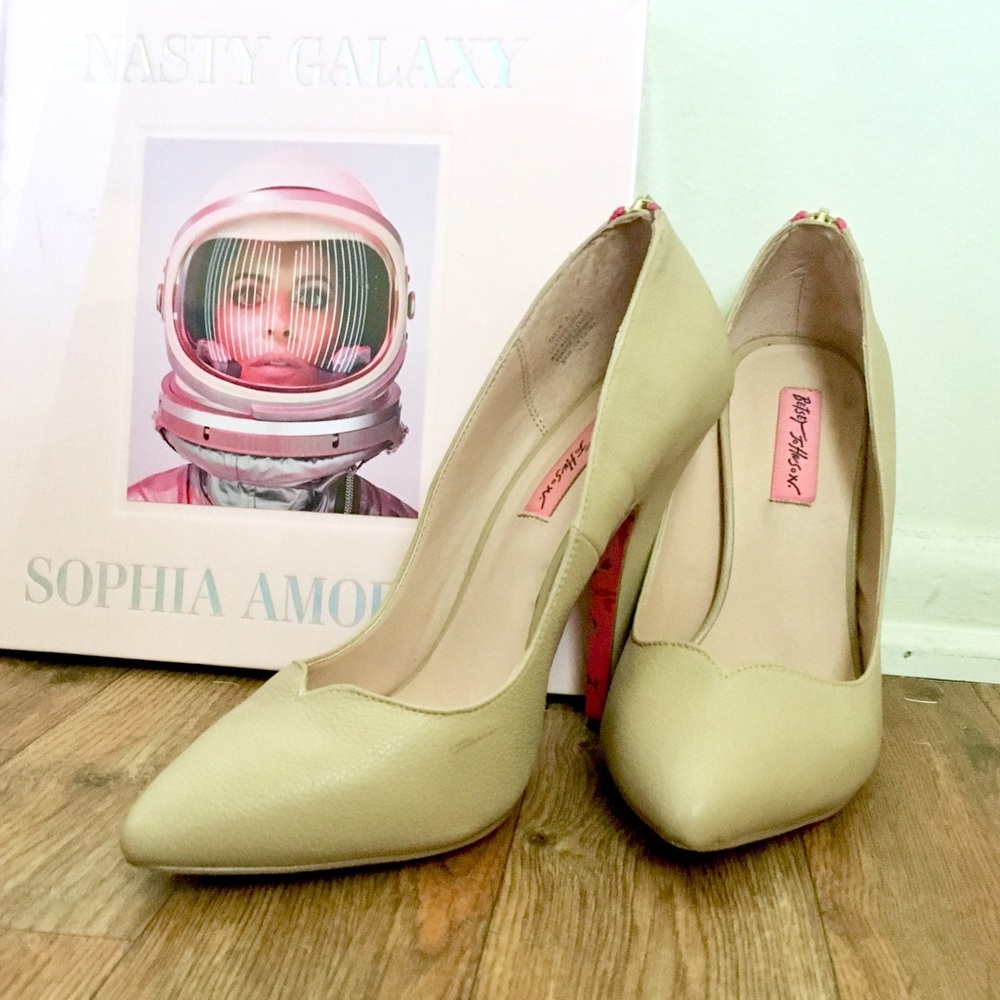 Betsey Johnson Taylor Nude Lea Pumps