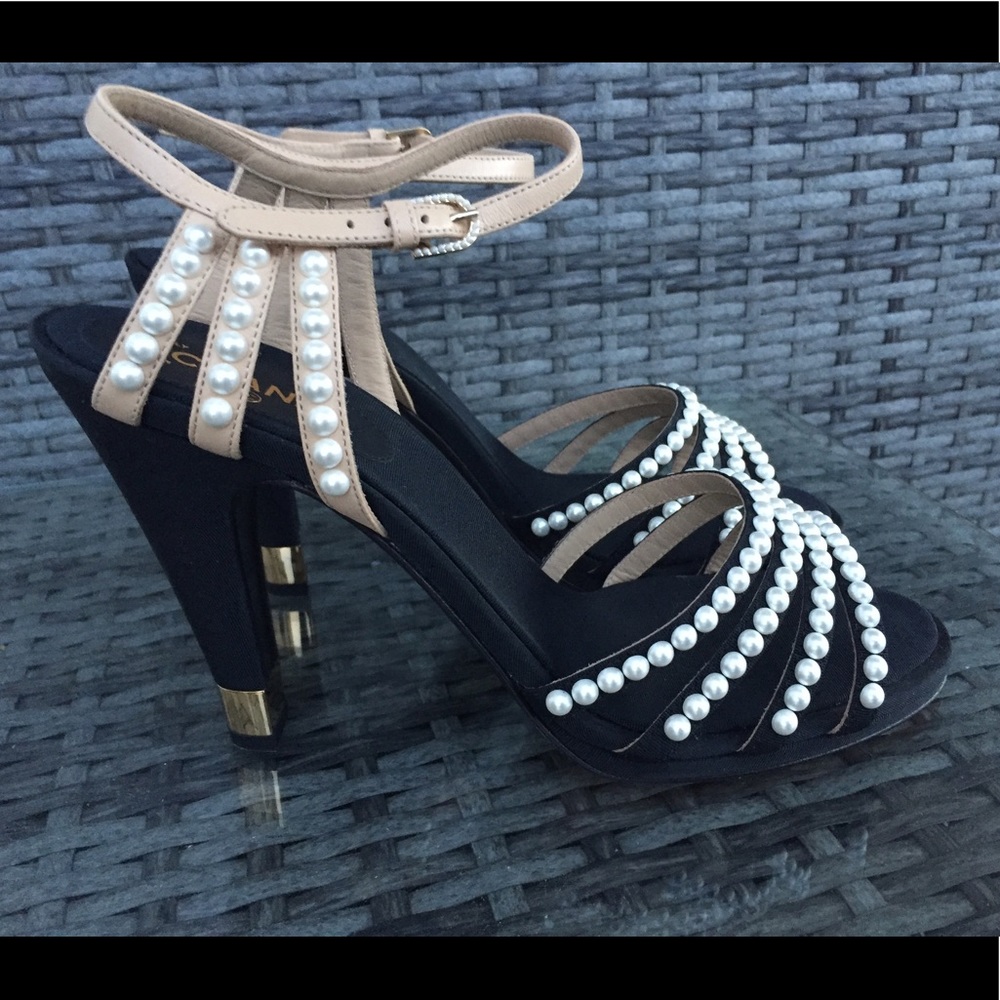 New Authentic Chanel Pearl Sandals Paris in Rome