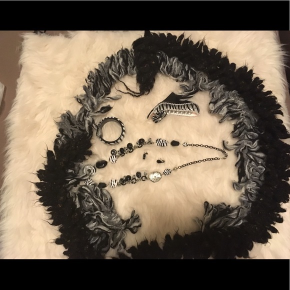 Jewelry - Picture 2 of 3