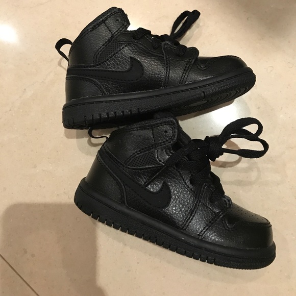nike air jordan 1 retro mid triple black