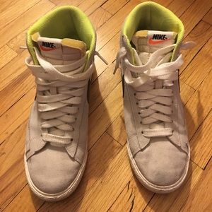 White suede black swoosh Nike high tops 8.5