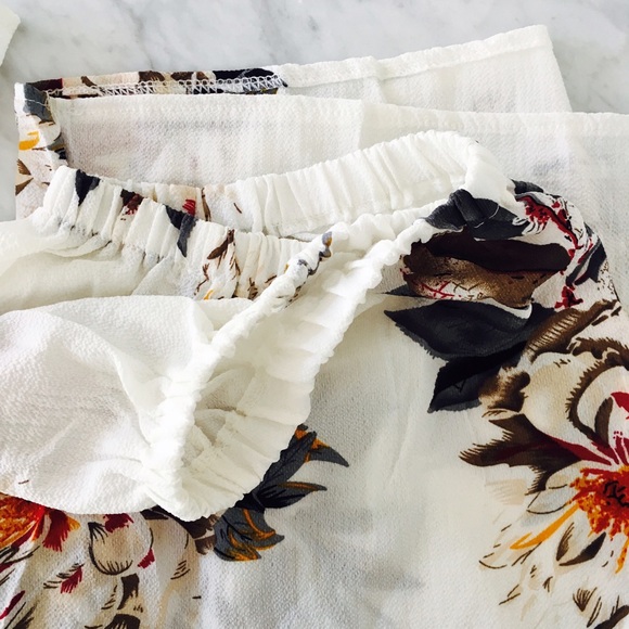 ❗️New! "Farrah" Off-Shoulder Floral Blouse 🌸 - Picture 5 of 7