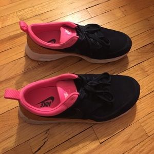 Nike womens air max theia athleisure sneaker 8.5