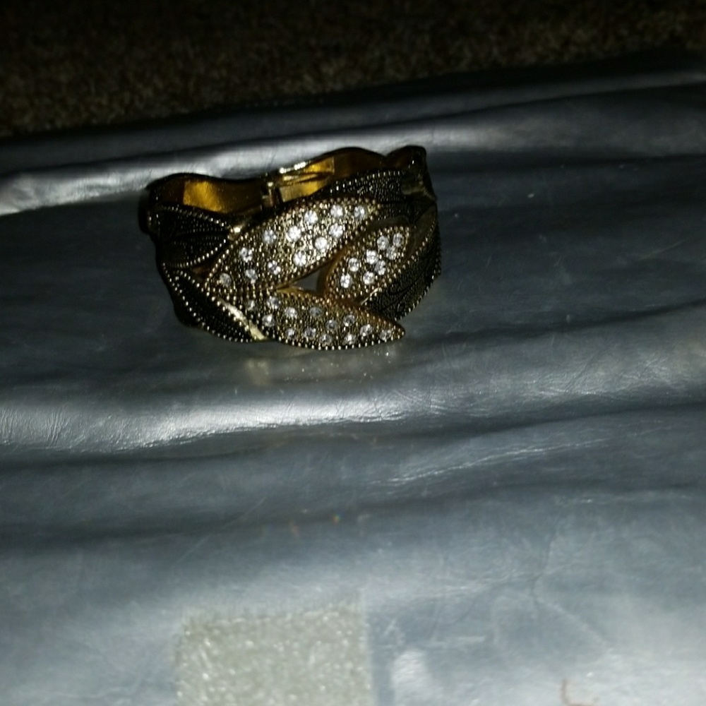 Good leaf bracket with studs