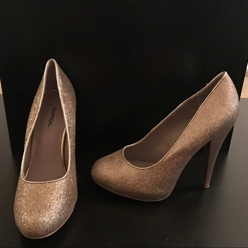 Holiday Gold Glittered Pumps