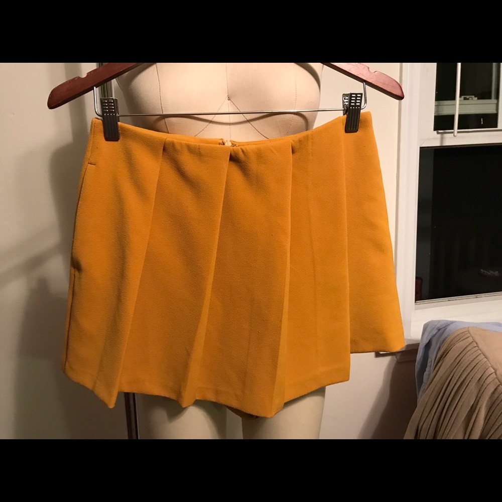 Mustard Pleated Front Scort Size 4.