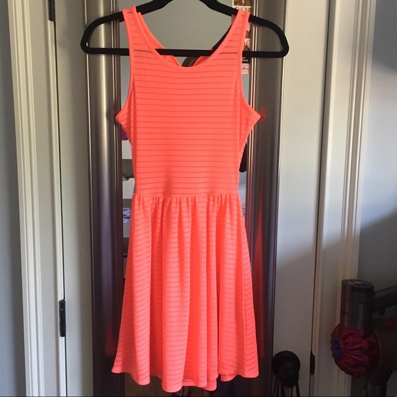 Neon pink dress - Picture 2 of 4