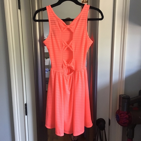 Neon pink dress - Picture 3 of 4