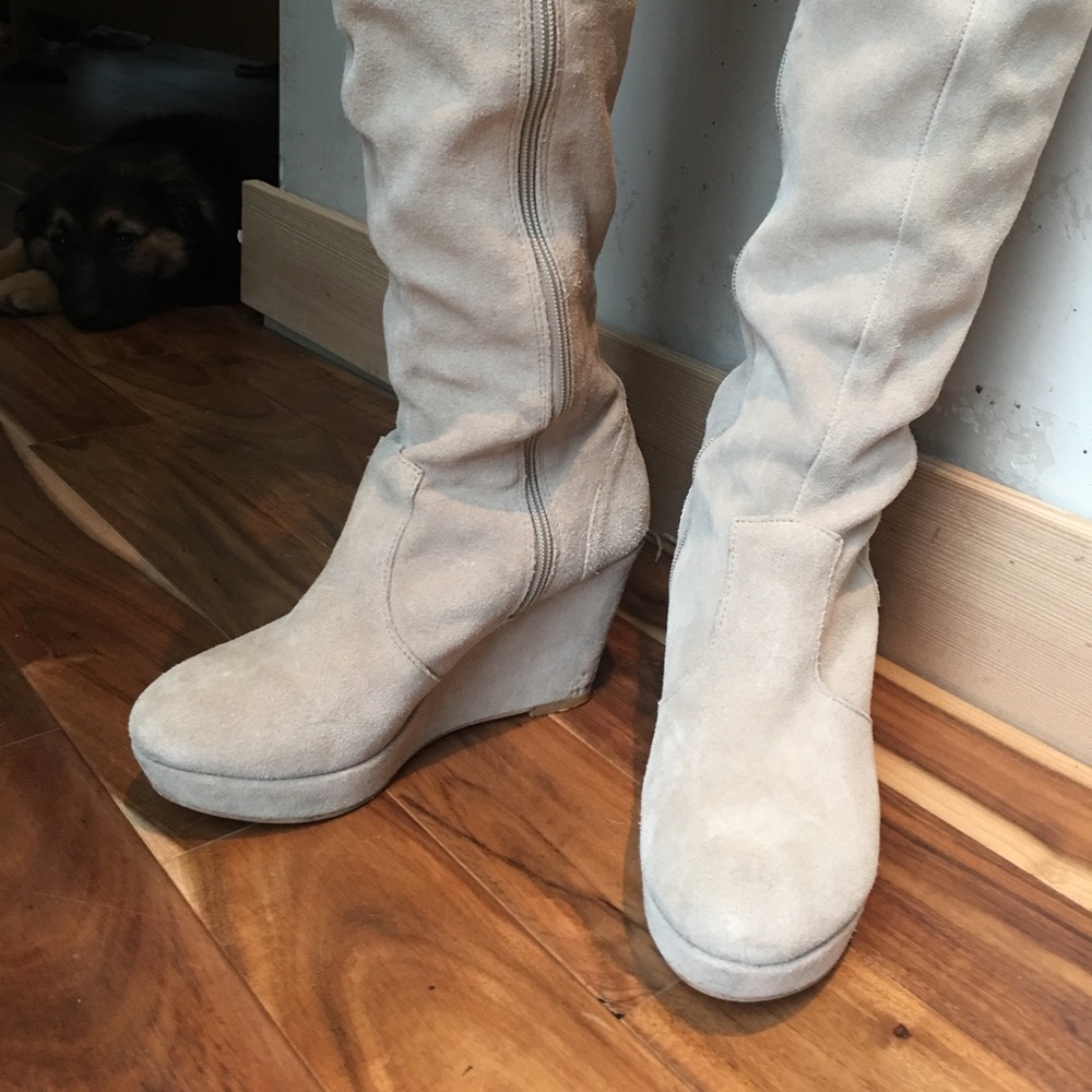 Ashleey Steve Madden boot, in fawn colored suede.