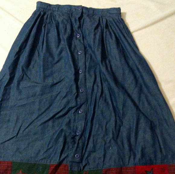 Blue jean skirt with embroidery at the bottom - Picture 2 of 4