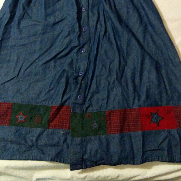 Blue jean skirt with embroidery at the bottom - Picture 4 of 4