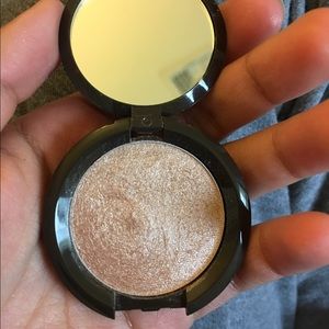Becca highlighter (Opal)