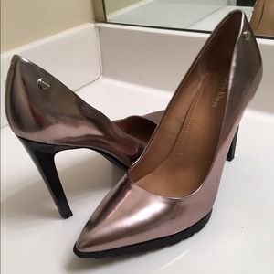 Calvin Klein: 💎 Gorgeous Metallic Pumps