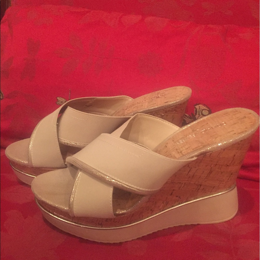 New Donald Pliner Metallic Leather Wedge Size 10