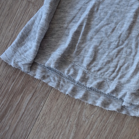 🌸 Raw Hemmed Crop Top - Picture 2 of 4