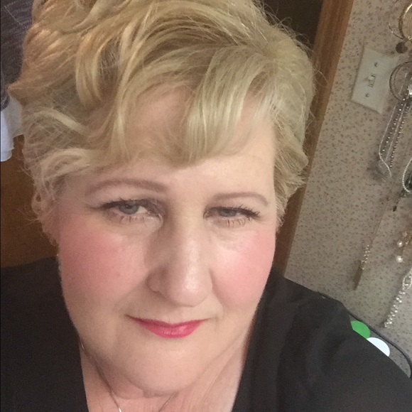 Meet your Posher, Laura - Picture 1 of 1