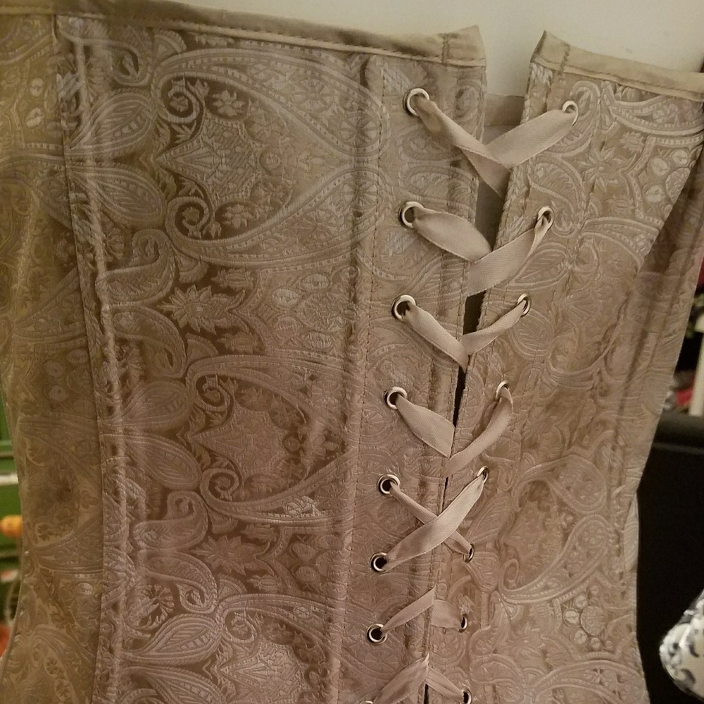Corset - Picture 3 of 4