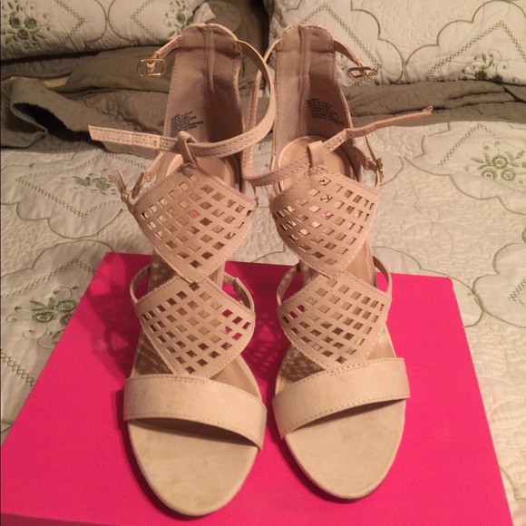 Beige JustFab heels - Picture 2 of 4