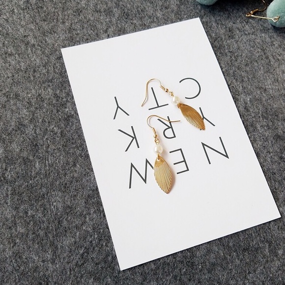Jewelry - Leaf gold color earring