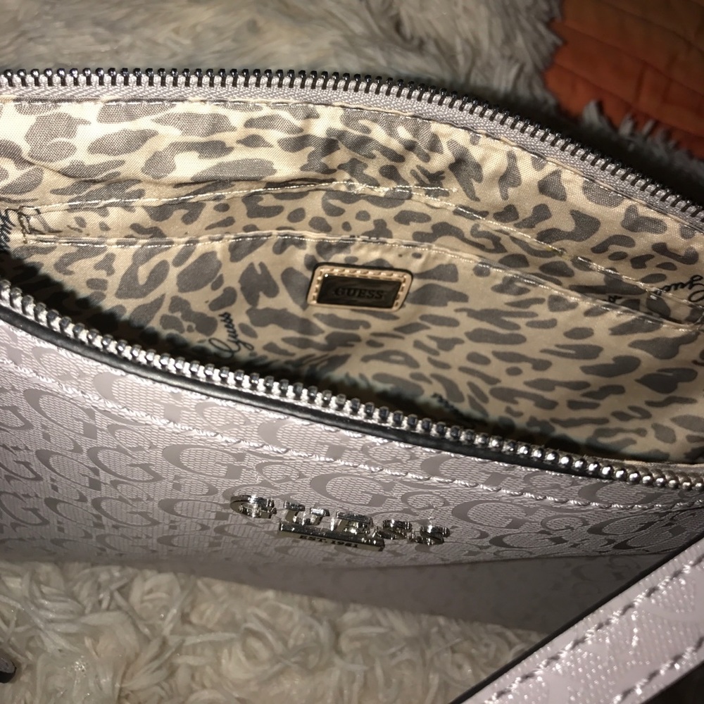 Guess cross-body purse - Picture 3 of 3